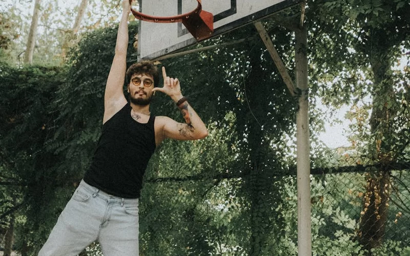 2025年NBA揭幕战：库里加时独砍12分，勇士主场险胜掘金